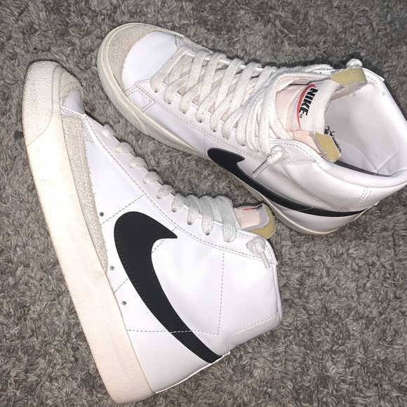 Nike Blazers Size 7.5 US Women’s - Picture 2 of 3